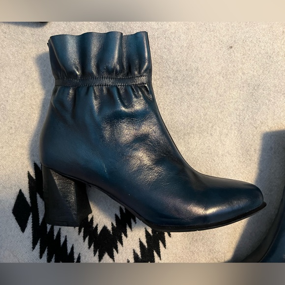 Deep blue leather Spring Step L’Artiste booties Size 40, fit like a size 8.5-9. - Picture 7 of 7